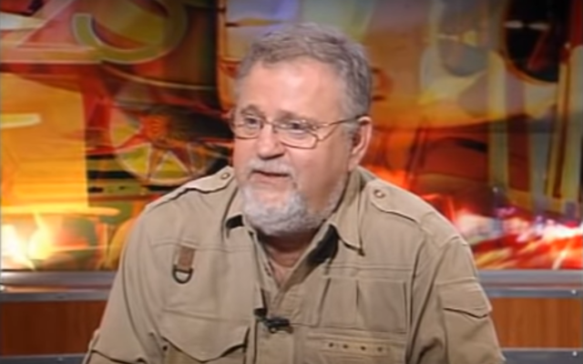 Docteur Giora Praff durant une interview sur la Première chaîne, en 2012. (Crédit : capture d'écran YouTube)