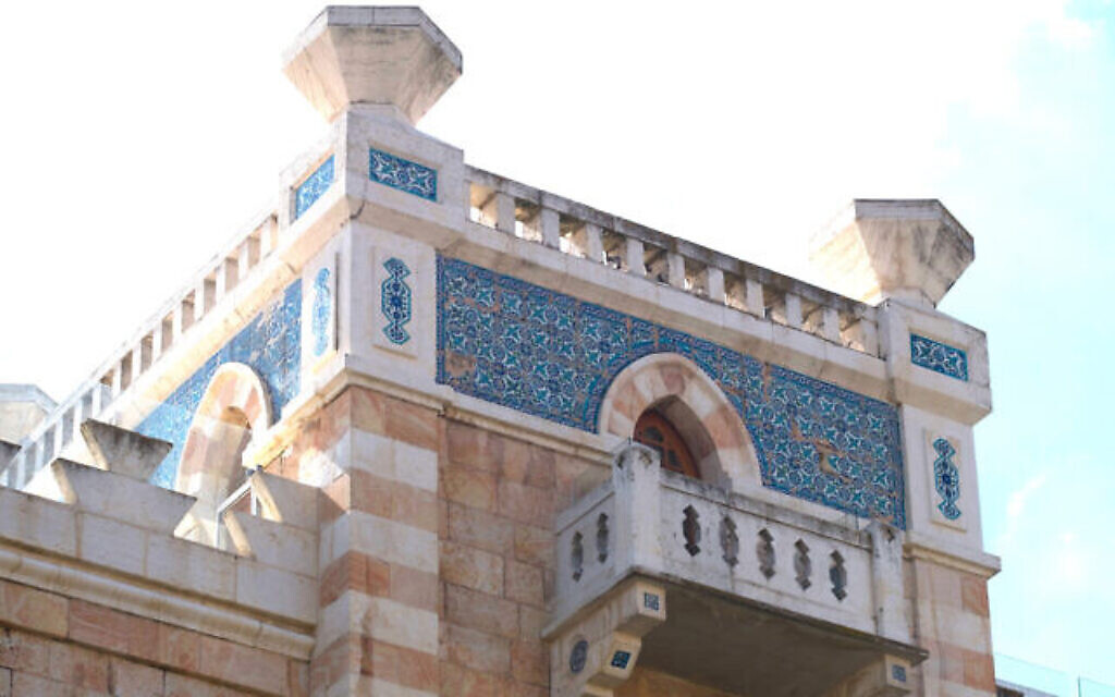 Des ouvrages en céramique sur la Villa Jellas, dans le quartier Talbiyeh de Jérusalem, réalisés par le maître-artisan arménien David Ohannessian.(Autorisation : Sato Moughalian)