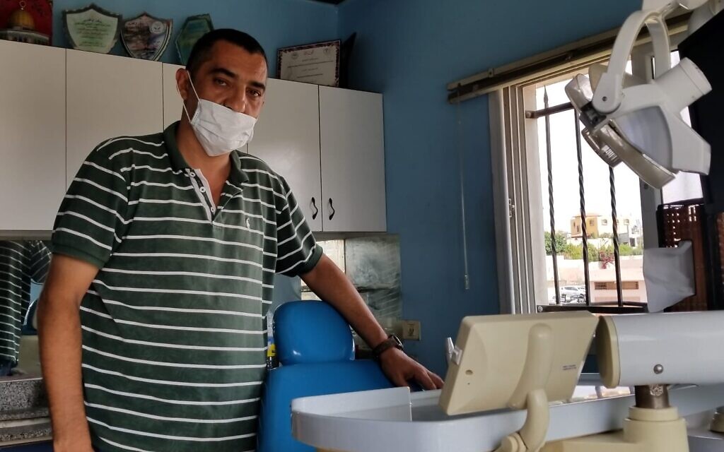Ameen Mansour, un dentiste palestinien d'Azzun de 47 ans, dans sa clinique le 20 octobre 2019. (Adam Rasgon/Times of Israel) Ameen Mansour, un dentiste palestinien d'Azzun de 47 ans, dans sa clinique le 20 octobre 2019. (Adam Rasgon/Times of Israel)