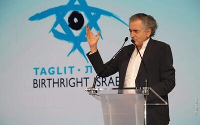 Bernard-Henri Levy lors de la soirée de gala annuelle de l’organisation Taglit en France, le 7 novembre 2019, à Paris. (Crédit : Alan Azariah / Taglit)