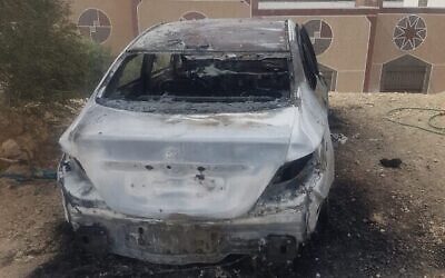 Une voiture incendiée dans un crime de haine présumé dans le village de Qabalan en Cisjordanie, le 22 novembre 2019. (Crédit : Municipalité de Qabalan)