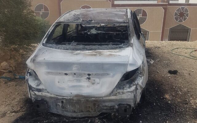 Une voiture incendiée dans un crime de haine présumé dans le village de Qabalan en Cisjordanie, le 22 novembre 2019. (Crédit : Municipalité de Qabalan) Une voiture incendiée dans un crime de haine présumé dans le village de Qabalan en Cisjordanie, le 22 novembre 2019. (Crédit : Municipalité de Qabalan)