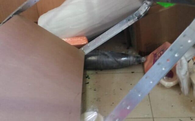 Un immeuble de la région d'Eshkol, dans le sud d'Israël, qui a été frappé par ce qui semble être un obus lancé depuis l'Egypte, le 26 novembre 2019. (Crédit : Région d'Eshkol) Un immeuble de la région d'Eshkol, dans le sud d'Israël, qui a été frappé par ce qui semble être un obus lancé depuis l'Egypte, le 26 novembre 2019. (Crédit : Région d'Eshkol)