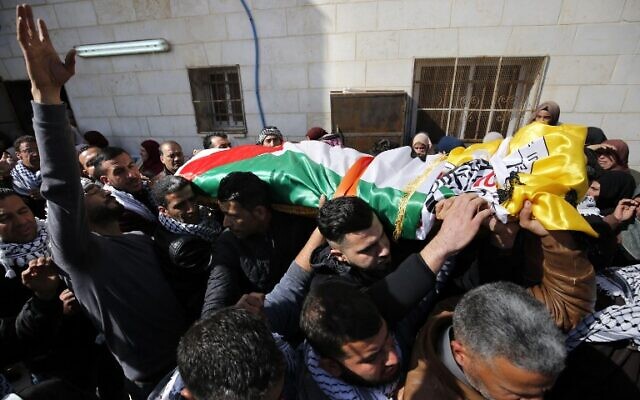Des Palestiniens endeuillés portent la dépouille d'Hamdi Nassan, 'âgé de 38 ans, lors de son enterrement dans le village de 
Mughayir en Cisjordanie, le 27 janvier 2019.  (Photo par ABBAS MOMANI / AFP)