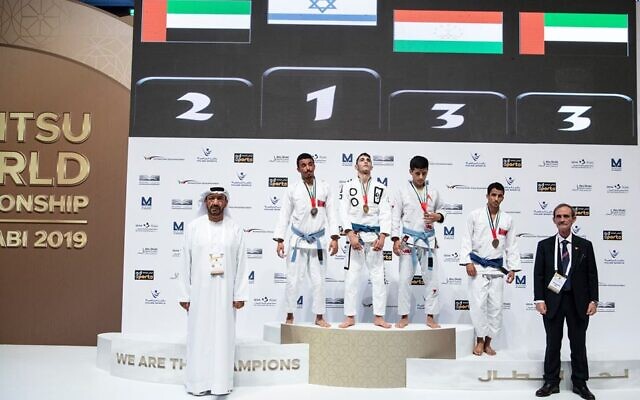 L'Israélien Alon Leviev, âgé de 17 ans, remporte la médaille d'or au Championnat du Monde Junior de Ju-Jitsu organisé à Abu Dhabi. (Crédit : Page Facebook de la Fédération internationale Ju-Jitsu). L'Israélien Alon Leviev, âgé de 17 ans, remporte la médaille d'or au Championnat du Monde Junior de Ju-Jitsu organisé à Abu Dhabi. (Crédit : Page Facebook de la Fédération internationale Ju-Jitsu).