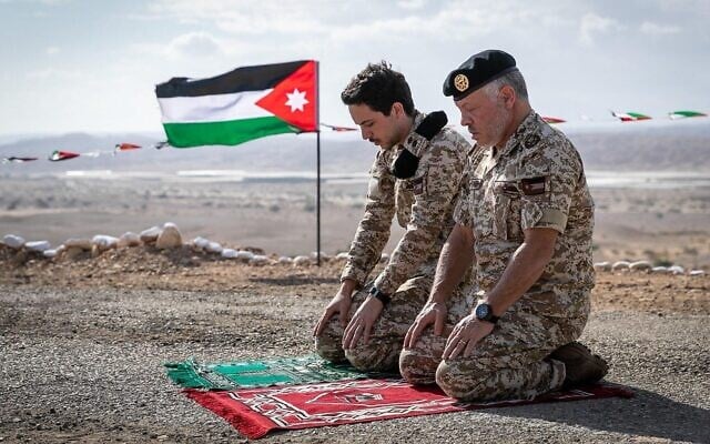 Le roi de Jordanie Abdallah II et le prince héritier Hussein prient à l'enclave Tzofar après la restitution du territoire par Israël, le 16 novembre 2019. (Crédit)