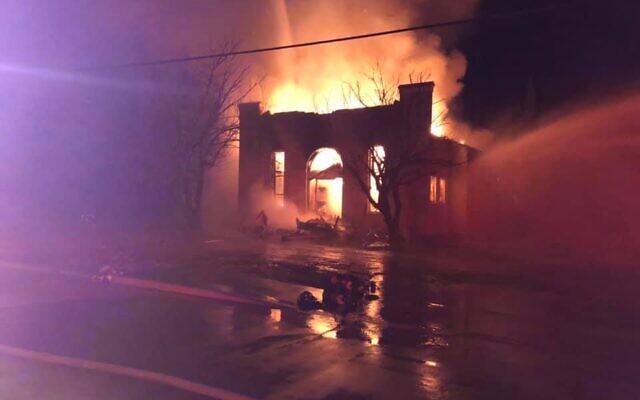 Un ancien bâtiment d'une synagogue à Breckenridge au Texas, brûle le 24 novembre 2019. (Crédit : Pompiers de Breckenridge)