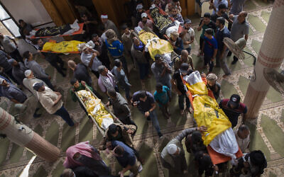 Des Palestiniens endeuillés portent les dépouilles de Rasmi Abu Malhous et de sept membres de sa famille qui ont été tués dans des frappes de missiles israéliens qui ont ciblé leur maison, lors d'un enterrement à la mosquée à Deir al-Balah, au centre de la bande de Gaza, le jeudi 14 novembre 2019. (AP Photo/Khalil Hamra) Des Palestiniens endeuillés portent les dépouilles de Rasmi Abu Malhous et de sept membres de sa famille qui ont été tués dans des frappes de missiles israéliens qui ont ciblé leur maison, lors d'un enterrement à la mosquée à Deir al-Balah, au centre de la bande de Gaza, le jeudi 14 novembre 2019. (AP Photo/Khalil Hamra)