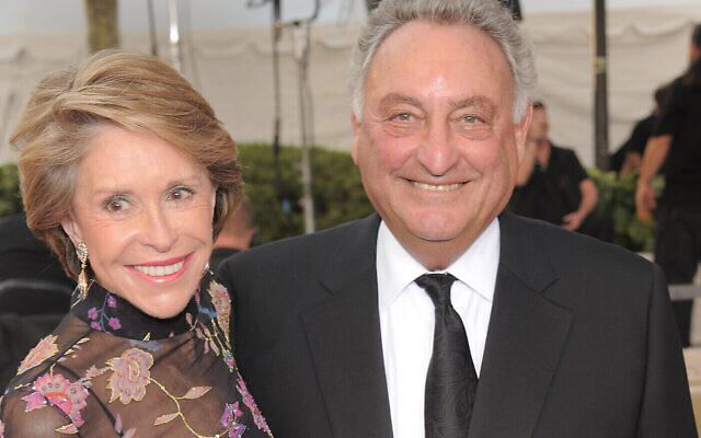 Sandy Weill, financier et philanthrope, à droite, et sa femme Joan participent à la soirée de Gala de l'ouverture de la saison du Métropolitan Opéra au Linclon Center, le lundi 22 septembre 2008 à New York. 
(AP Photo/Evan Agostini)