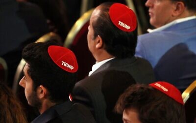 Des hommes, qui participent à une réunion de la Coalition juive républicain, portent des kippas rouges avec le nom 'Trump' inscrit dessus, le 6 avril 2019, alors qu'ils attendent que le président Donald Trump vienne s'exprimer à Las Vegas.(AP Photo / Jacquelyn Martin)