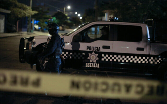 La police d'Etat conduit une opération dans une zone bouclée du quartier de Teresa Morales de Delgado de Coatzacoalcos, dans l'Etat du Veracruz, au Mexique, peu après minuit, le jeudi 29 août 2019. (AP Photo/Rebecca Blackwell) La police d'Etat conduit une opération dans une zone bouclée du quartier de Teresa Morales de Delgado de Coatzacoalcos, dans l'Etat du Veracruz, au Mexique, peu après minuit, le jeudi 29 août 2019. (AP Photo/Rebecca Blackwell)