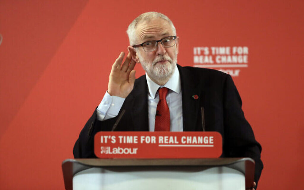 Jeremy Corbyn, le chef du parti Travailliste britannique de l'opposition  prononce un discours lors d'un meeting de campagne consacré au Brexit à Harlow en Angleterre, le mardi 5 novembre 2019. Les Britanniques vont voter le 12 décembre. (AP Photo/Matt Dunham)