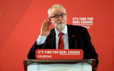 Jeremy Corbyn, le chef du parti Travailliste britannique de l'opposition  prononce un discours lors d'un meeting de campagne consacré au Brexit à Harlow en Angleterre, le mardi 5 novembre 2019. Les Britanniques vont voter le 12 décembre. (AP Photo/Matt Dunham)