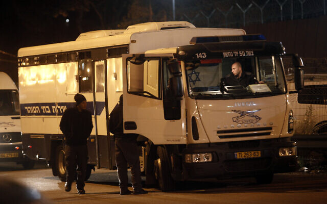 Un bus du service de l'Administration pénitentiaire transportant des prisonniers, le 18 décembre 2011. (Uri Lenz/FLASH90)