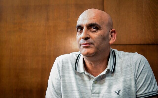 Yuval Shem Tov, la star de la télévision pour enfants, également connu sous le nom de 'Yuval Hamevulbal,' arrive à son audience pour entendre sa condamnation sur six chefs d'inculpation de possession de Cocaïne, au tribunal de Tel Aviv, le 10 novembre 2019. (Flash90)