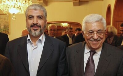 Le chef du Hamas Khaled Mashaal, à gauche, avec le président de l'Autorité palestinienne Mahmoud Abbas. (AP)
