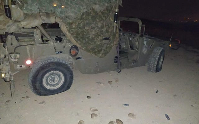 Une jeep militaire a été endommagée par des habitants d'implantation à proximité de l'implantation d'Yitzhar en Cisjordanie, le 20 octobre 2019. (Crédit) Une jeep militaire a été endommagée par des habitants d'implantation à proximité de l'implantation d'Yitzhar en Cisjordanie, le 20 octobre 2019. (Crédit)