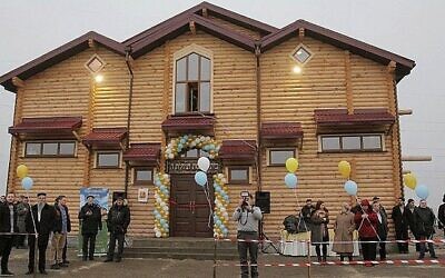 Des réfugiés juifs à Anatevka célèbrent l'ouverture de la nouvelle synagogue de la communauté, le 29 février 2016. (Crédit du Bureau du rabbin Moshe Azman)