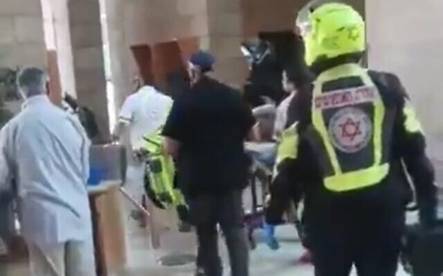 Des urgentistes évacuent un homme qui s'est immolé au tribunal de Beer-Sheva, le 10 novembre 2019. (Capture d'écran via Twitter) Des urgentistes évacuent un homme qui s'est immolé au tribunal de Beer-Sheva, le 10 novembre 2019. (Capture d'écran via Twitter)