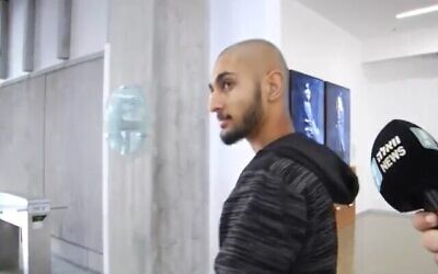 Capture écran d'une vidéo d'Amir Abu Laben, soupçonné d'avoir tué un petit garçon de 8 ans lors d'un accident de la route pendant Yom Kippour, au tribunal de Tel Aviv. (Crédit : Walla News) Capture écran d'une vidéo d'Amir Abu Laben, soupçonné d'avoir tué un petit garçon de 8 ans lors d'un accident de la route pendant Yom Kippour, au tribunal de Tel Aviv. (Crédit : Walla News)