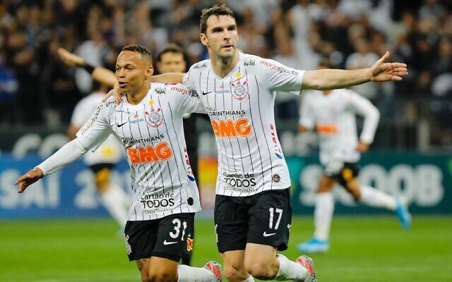 Des joueurs de l'équipe de football des Corinthians portant des étoiles jaunes de David sur leurs maillots, le 6 novembre 2019. (Crédit: Corinthians / via JTA) Des joueurs de l'équipe de football des Corinthians portant des étoiles jaunes de David sur leurs maillots, le 6 novembre 2019. (Crédit: Corinthians / via JTA)