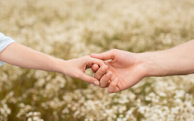 Image d'un couple qui se tient la main.(LightFieldStudios; iStock par Getty Images)