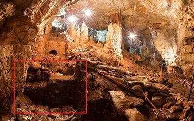 Une vue de la grotte de Manot avec une marque sur la zone où des dents vieilles de 40 000 ans ont été trouvées (Crédit : Professeur   Israel Hershkovitz)