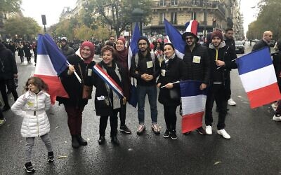Esther Benbassa, accompagnée d'une fillette au manteau arborant une étoile jaune, à la marche contre l'islamophobie à Paris, le 10 novembre 2019. (Crédit  :  Twitter)