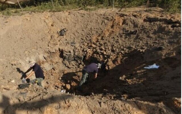 Des Israéliens inspectent un cratère laissé par une nouvelle roquette du Jihad islamique dans le sud d'Israël en novembre 2019. (Capture d'écran/Douzième chaîne) Des Israéliens inspectent un cratère laissé par une nouvelle roquette du Jihad islamique dans le sud d'Israël en novembre 2019. (Capture d'écran/Douzième chaîne)