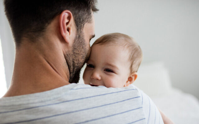A titre d'illustration : Père tenant sa petite fille à la maison. (Wavebreakmedia ; iStock by Getty Images)