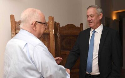 Le président Reuven Rivlin (à gauche) et le chef du parti Kakhol lavan Benny Gantz se rencontrent à la Résidence du Président à Jérusalem, le 16 novembre 2019. (Mark Neiman/GPO) Le président Reuven Rivlin (à gauche) et le chef du parti Kakhol lavan Benny Gantz se rencontrent à la Résidence du Président à Jérusalem, le 16 novembre 2019. (Mark Neiman/GPO)