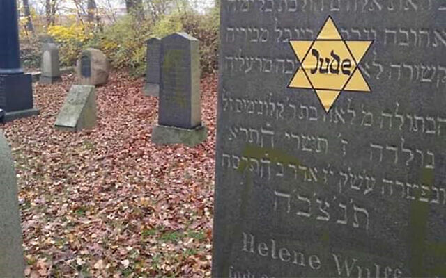 Une étoile jaune apposée sur une cimetière juif du Danemark, le 10 novembre 2019. (Crédit : Rabbi Yitzi Loewenthal via JTA)