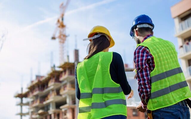 Photo illustrative de responsables de chantier. (milanvirijevic, iStock by Getty Images)