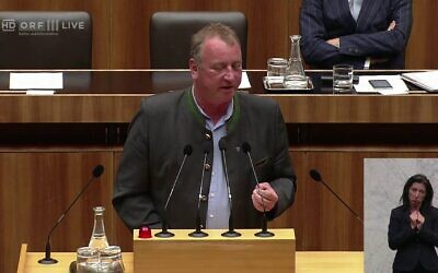 Wolfgang Zanger, député du FPÖ, le parti d’extrême droite autrichien. (Crédit : capture d’écran YouTube / ORF / UndSieBewegt)
