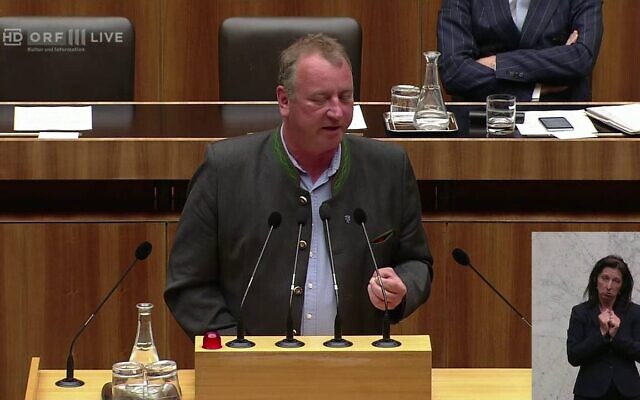 Wolfgang Zanger, député du FPÖ, le parti d’extrême droite autrichien. (Crédit : capture d’écran YouTube / ORF / UndSieBewegt)