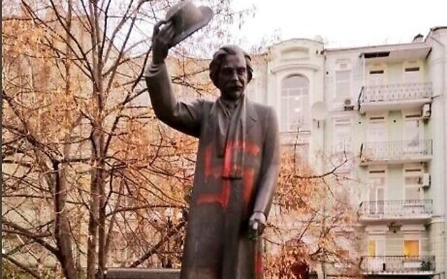 Un monument du centre-ville de Kiev, en hommage à l'auteur et humoriste yiddish Sholem Aleichem vandalisé, le  25 novembre 2019. (Crédit : Twitter)