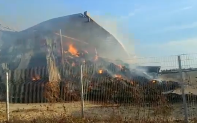 Un silo de paille en flammes dans le village de Nahalal, au nord du pays, le 11 novembre 2019 (Capture d'écran : Services d'incendies et de secours/Capture d'écran : Twitter)