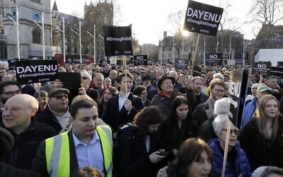 Des membres de la communauté juive organisent une manifestation contre le chef du Parti travailliste de l'opposition britannique Jeremy Corbyn et l'antisémitisme au sein du Parti travailliste, devant les chambres du Parlement britannique au centre de Londres, le 26 mars 2018. (Crédit : AFP/Tolga Akmen) Des membres de la communauté juive organisent une manifestation contre le chef du Parti travailliste de l'opposition britannique Jeremy Corbyn et l'antisémitisme au sein du Parti travailliste, devant les chambres du Parlement britannique au centre de Londres, le 26 mars 2018. (Crédit : AFP/Tolga Akmen)