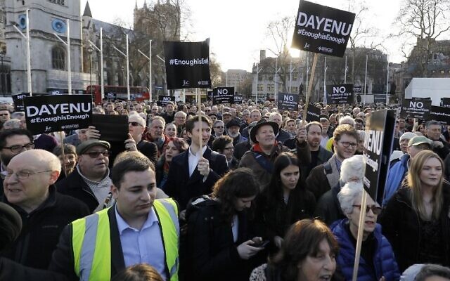 Des membres de la communauté juive organisent une manifestation contre le chef du Parti travailliste de l'opposition britannique Jeremy Corbyn et l'antisémitisme au sein du Parti travailliste, devant les chambres du Parlement britannique au centre de Londres, le 26 mars 2018. (Crédit : AFP/Tolga Akmen)