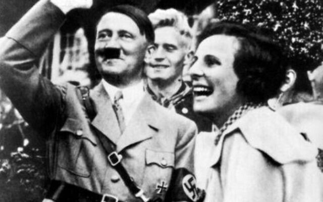 Adolf Hitler et Leni Riefenstahl pendant le tournage du 3triomphe de la Volonté", en 1934 (Crédit : Domaine public) Adolf Hitler et Leni Riefenstahl pendant le tournage du 3triomphe de la Volonté", en 1934 (Crédit : Domaine public)