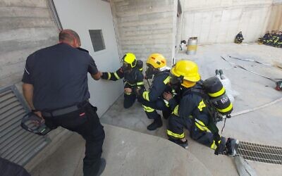 Les pompiers de l'Autorité palestinienne s'entraînent dans un centre de formation israélien, à Rishon Lezion, le 5 novembre 2019 (Crédit : COGAT