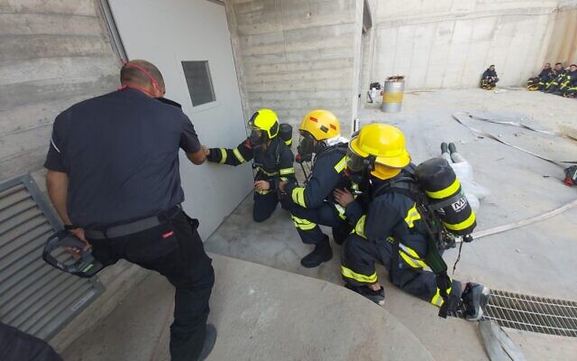 Les pompiers de l'Autorité palestinienne s'entraînent dans un centre de formation israélien, à Rishon Lezion, le 5 novembre 2019 (Crédit : COGAT Les pompiers de l'Autorité palestinienne s'entraînent dans un centre de formation israélien, à Rishon Lezion, le 5 novembre 2019 (Crédit : COGAT