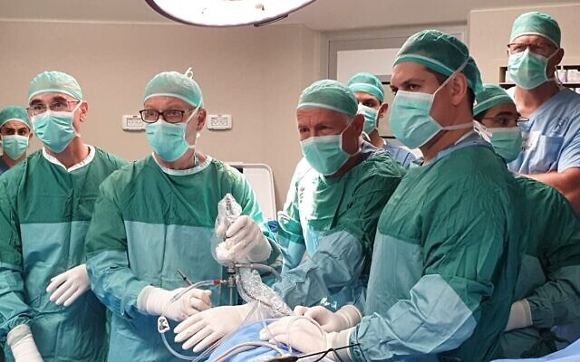 Des chirurgiens au centre médical Yitzhak Shamir, pratique une intervention avec un implant du ménisque, le 11 novembre 2019. (Autorisation)