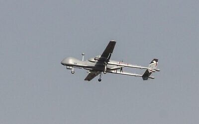 Un drone Heron de l'armée israélien surovle Ashdod le 13 novembre 2019. (Crédit : Ahmad Gharabli/AFP)