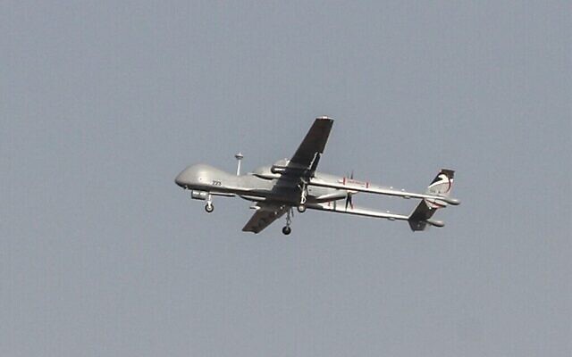 Un drone Heron de l'armée israélien surovle Ashdod le 13 novembre 2019. (Crédit : Ahmad Gharabli/AFP)