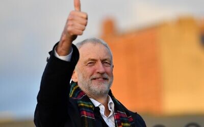 Le chef du Parti travailliste d'opposition, Jeremy Corbyn, lors d'une visite au Whitby Leisure Centre à Whitby, dans le nord de l'Angleterre, dans le cadre de sa campagne électorale, le 1er décembre 2019. (Paul Ellis/AFP)