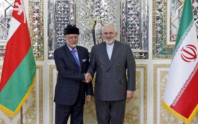 Le ministre iranien des Affaires étrangères, Mohammad Javad Zarif (à droite), accueille le ministre d'État aux Affaires étrangères d'Oman, Youssouf ben Alaoui ben Abdallah, à Téhéran le 2 décembre 2019. (Crédit : STR / AFP) Le ministre iranien des Affaires étrangères, Mohammad Javad Zarif (à droite), accueille le ministre d'État aux Affaires étrangères d'Oman, Youssouf ben Alaoui ben Abdallah, à Téhéran le 2 décembre 2019. (Crédit : STR / AFP)