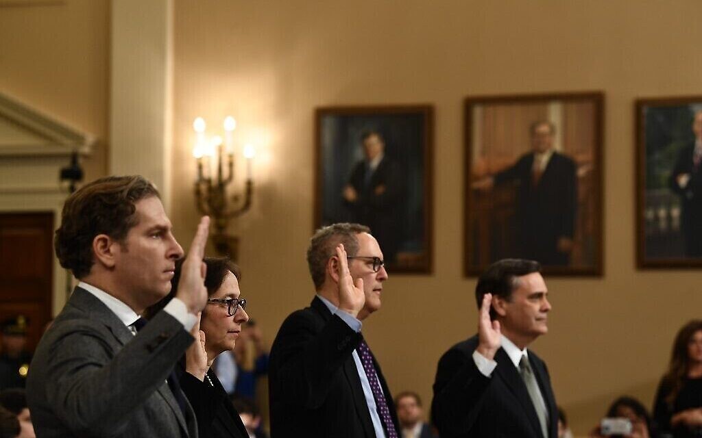 De gauche à droite : Noah Feldman, Pamela S. Karlan, Michael Gerhardt et Jonathan Turley prêtent serment lors d'une audition de la Commission judiciaire de la Chambre sur la destitution du président américain Donald Trump au Capitole à Washington, DC, le 4 décembre 2019. (Brendan Smialowski/AFP)