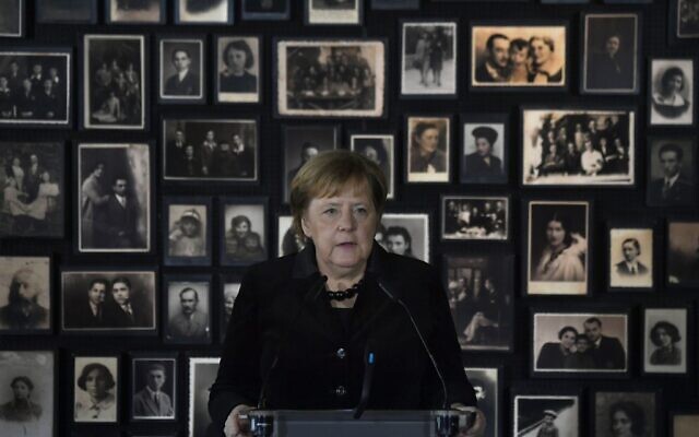 La chancelière allemande Angela Merkel prononce un discours lors de sa visite dans l'ancien camp d'extermination nazi allemand Auschwitz-Birkenau à Oswiecim, Pologne, le 6 décembre 2019. (Crédit : John MACDOUGALL / AFP) La chancelière allemande Angela Merkel prononce un discours lors de sa visite dans l'ancien camp d'extermination nazi allemand Auschwitz-Birkenau à Oswiecim, Pologne, le 6 décembre 2019. (Crédit : John MACDOUGALL / AFP)