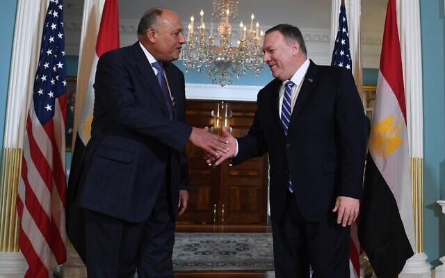 Le secrétaire d'État américain Mike Pompeo (d) serre la main du ministre égyptien des Affaires étrangères Sameh Choukri, au département d'État le 9 décembre 2019 à Washington, DC. (Crédit : Eric BARADAT / AFP) Le secrétaire d'État américain Mike Pompeo (d) serre la main du ministre égyptien des Affaires étrangères Sameh Choukri, au département d'État le 9 décembre 2019 à Washington, DC. (Crédit : Eric BARADAT / AFP)